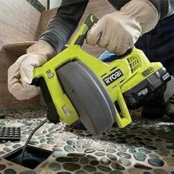لوله‌بازکنی بدون تخریب و کثیف‌کاری در یک ساختمان مسکونی در تهران